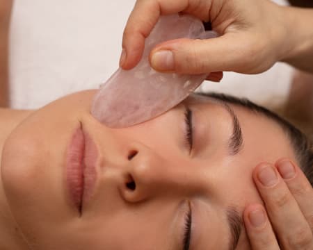 Tratamento de Rosto e Mãos com Massagem Guasha | O Refúgio ZEN Tratamento de Rosto e Mãos com Massagem Guasha | O Refúgio ZEN