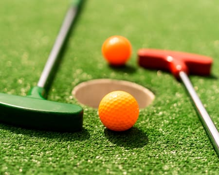 Eden Alvor | Partida de Mini Golf + Bebidas | 1 adulto + 1 criança - Portimão Eden Alvor | Partida de Mini Golf + Bebidas | 1 adulto + 1 criança - Portimão