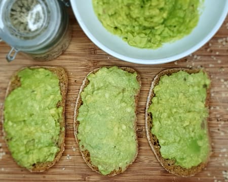 Receita de Tosta de Ovo e Abacate com Sementes de Cânhamo | Pachamama - Padaria Biológica Receita de Tosta de Ovo e Abacate com Sementes de Cânhamo | Pachamama - Padaria Biológica