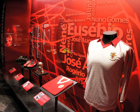 Visita ao Museu Benfica Cosme Damião + 1 Cachecol - 2 Adultos + 1 Criança | SLB Visita ao Museu Benfica Cosme Damião + 1 Cachecol - 2 Adultos + 1 Criança | SLB
