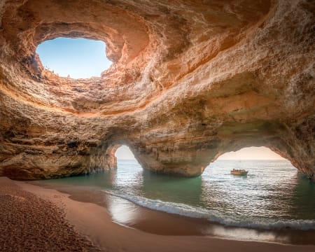 Passeio de Barco às Grutas de Benagil para 1 Adulto + 1 Criança | Welcome Boat Trips Passeio de Barco às Grutas de Benagil para 1 Adulto + 1 Criança | Welcome Boat Trips