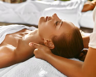 Massagem com Óleo Afrodite e Ritual de Chá para 2 | BeClinic Massagem com Óleo Afrodite e Ritual de Chá para 2 | BeClinic