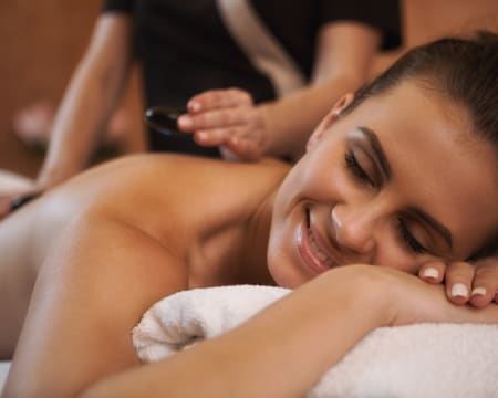 Massagem de Pedras Quentes c/ Ritual de Chá para 2 | Spaccio Essência Massagem de Pedras Quentes c/ Ritual de Chá para 2 | Spaccio Essência