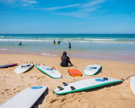 Swara Surf School | Aula de Surf + Almoço | 2 Pessoas Swara Surf School | Aula de Surf + Almoço | 2 Pessoas