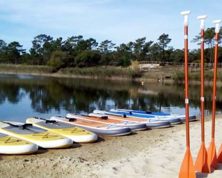 Aula de Stand Up Paddle na Lagoa da Ervedeira - 1 Adulto + 1 Criança | Surfer's Place Aula de Stand Up Paddle na Lagoa da Ervedeira - 1 Adulto + 1 Criança | Surfer's Place