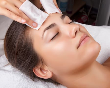 The Beauty Company | Limpeza de Pele + Manicure com Verniz Gel The Beauty Company | Limpeza de Pele + Manicure com Verniz Gel