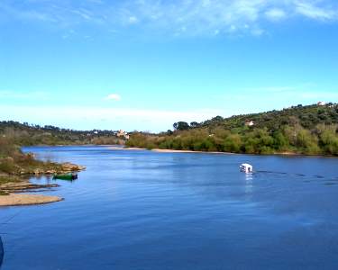 Passeio de Barco no Tejo e Visita Castelo Almourol Passeio de Barco no Tejo e Visita Castelo Almourol