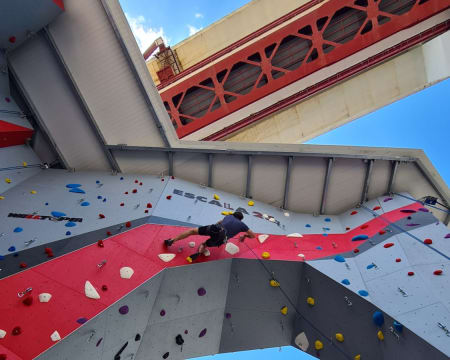 Escalada Outdoor Sob a Icónica Ponte 25 de Abril! Passe Diário ou Aula de Introdução | Escala 25