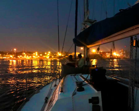 Passeio de Veleiro no Rio Tejo By Night + Welcome Drink - 2 Horas | 4 a 8 Pessoas | BYX