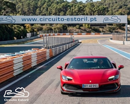 Condução de Ferrari 296 GTB de 830cv no Autódromo do Estoril | Até 3 Voltas - Pista Completa!