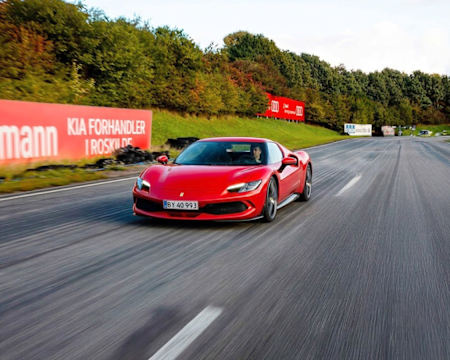 Performance Máxima! Conduza um Ferrari 296 GTB c/ 830cv no Circuito de Serpa | Até 4 Voltas - Pista Completa