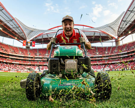 Presente 1000% SLB: A Honra de Cortar a Relva do Estádio da Luz