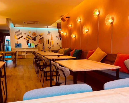 Petiscos para Partilhar com Bebida Incluída no Porto! Letraria Porto Downtown