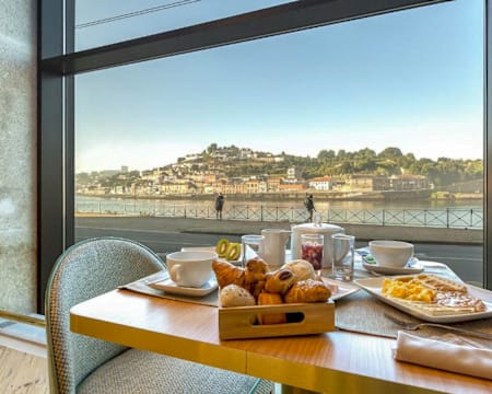 Programa a Dois: Pequeno-Almoço de Hotel com Vista Rio | Neya Porto Hotel 4* - Porto