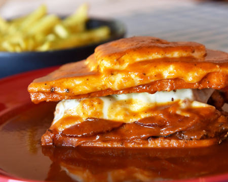 Francesinha em Pão Rústico e Sangria para Dois | O Pai da Maria - Matosinhos