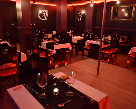 Jantar a Dois com Espetáculo Estilo Magic Mike no Magic Moments Restaurant & Dance Club - Lisboa