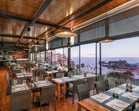 Cheque Gourmet de 50€ | Mista de Peixe da Casa na Madeira com Vista Mar | Vila Peixe - Câmara de Lobos