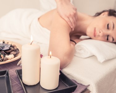 Massagem com Óleos Essenciais | 1 Pessoa - 30 Min. | Rosa Cunha Day Spa Massagem com Óleos Essenciais | 1 Pessoa - 30 Min. | Rosa Cunha Day Spa