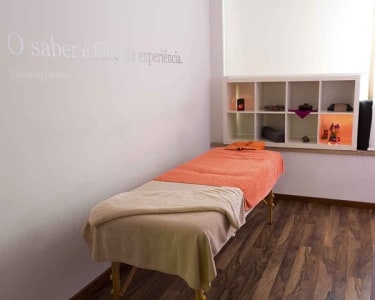 Massagem Óleos Quentes & Mel para Ele | 1 Pessoa - 50 Min. | Espaço Essências Massagem Óleos Quentes & Mel para Ele | 1 Pessoa - 50 Min. | Espaço Essências