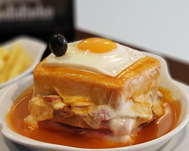 Francesinha Artesanal e no Carvão + Sangria e Doce para Dois | Escondidinho - Mafra