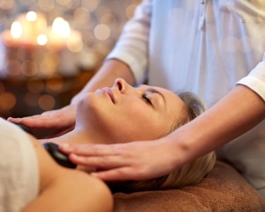Massagem com Pedras Quentes + Chá a 2 | DivaSpa Massagem com Pedras Quentes + Chá a 2 | DivaSpa