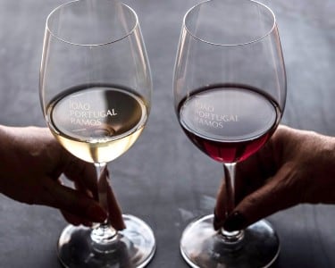 Visita à Adega com Prova de Vinhos e Degustação de Petiscos para 2 Visita à Adega com Prova de Vinhos e Degustação de Petiscos para 2