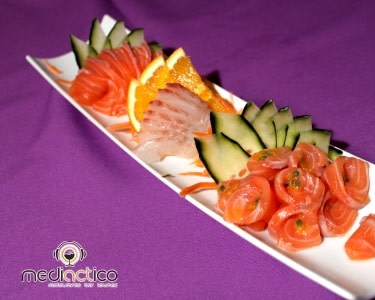 Entrada e 40 Peças de Sushi e Sashimi | 2 Pessoas | MediACTico Entrada e 40 Peças de Sushi e Sashimi | 2 Pessoas | MediACTico