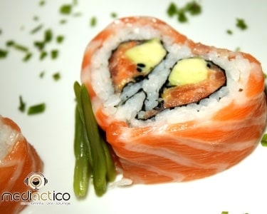 Entrada e 30 Peças de Sushi e Sashimi | 2 Pessoas | MediACTico Entrada e 30 Peças de Sushi e Sashimi | 2 Pessoas | MediACTico