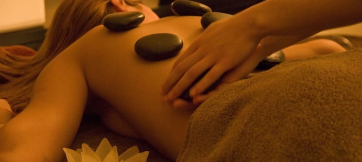 Massagem de Pedras Quentes Localizada 50 Minutos | Oporto Medical Spa