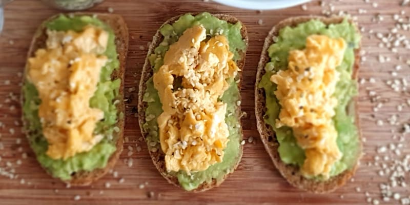 Receita de Tosta de Ovo e Abacate com Sementes de Cânhamo | Pachamama - Padaria Biológica Receita de Tosta de Ovo e Abacate com Sementes de Cânhamo | Pachamama - Padaria Biológica