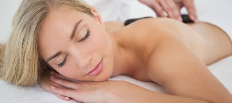 Massagem Hot Stones a Corpo Inteiro + Champanhe e Frutas | 1h - Porto