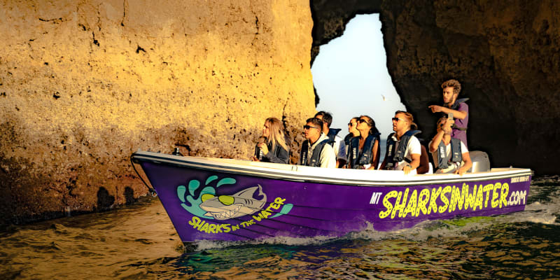 Passeio de Barco pelas Grutas da 