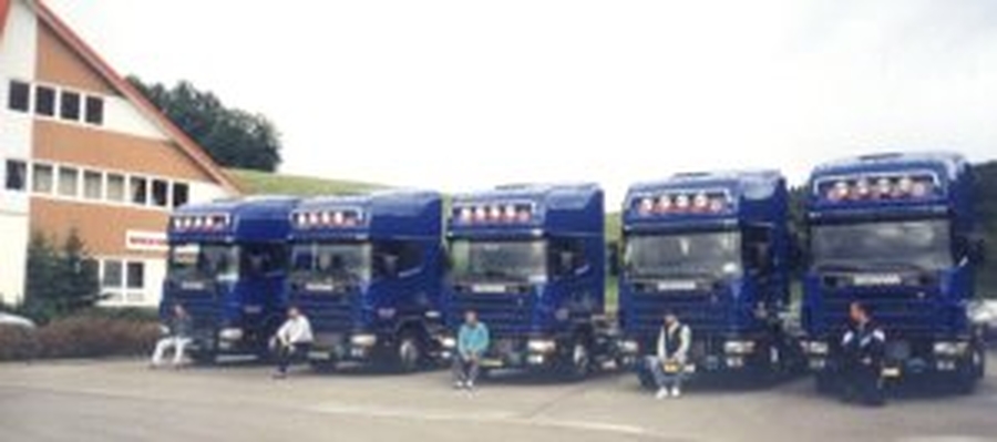 Flotila Scania před sídlem firmy
