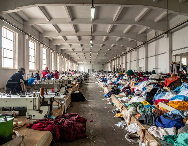 7 vérités CHOQUANTES sur les effets néfastes de la FAST FASHION