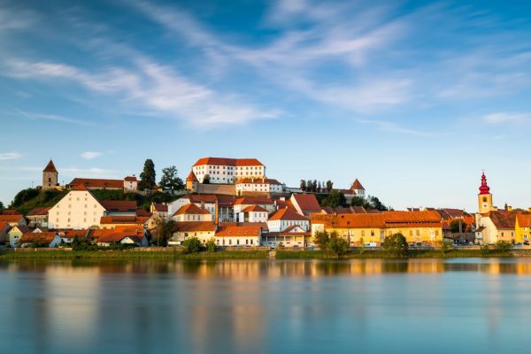 7 destinations européennes ENCORE épargnées par le SURTOURISME