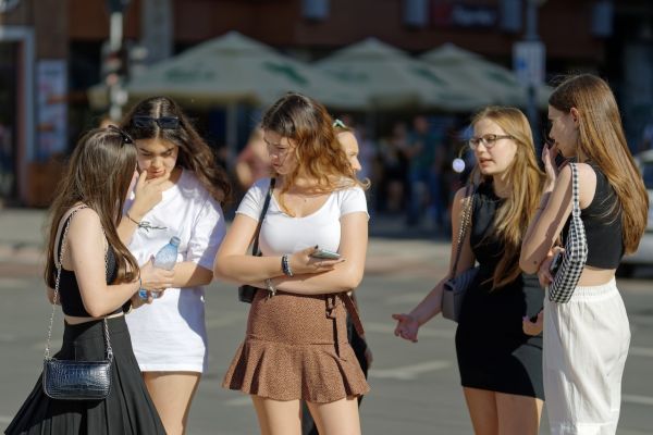 Réseaux sociaux et adolescents : 7 questions qui inquiètent parents et autorités