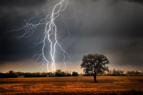 7 idées reçues FAUSSES sur la FOUDRE
