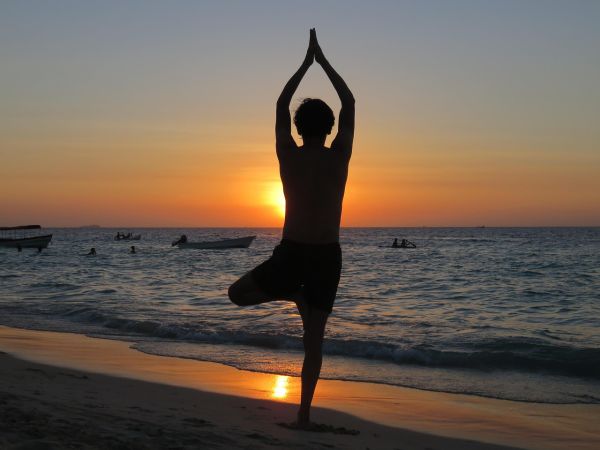 7 postures de YOGA pour soulager les DOULEURS du dos