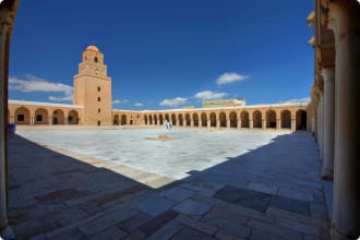 Overview_of_the_courtyard_of_the_Great_Mosque_of_Kairouan