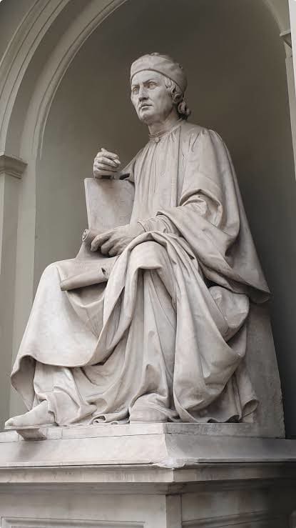 A sculpture of Arnolfo di Cambio 