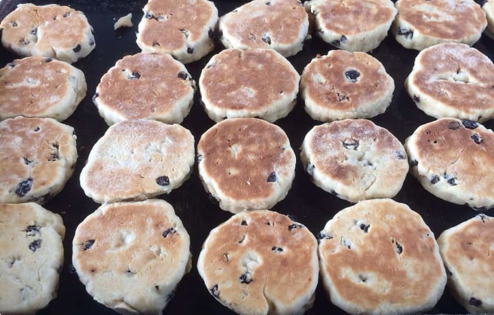 Welsh_cakes_on_a_bake_stone