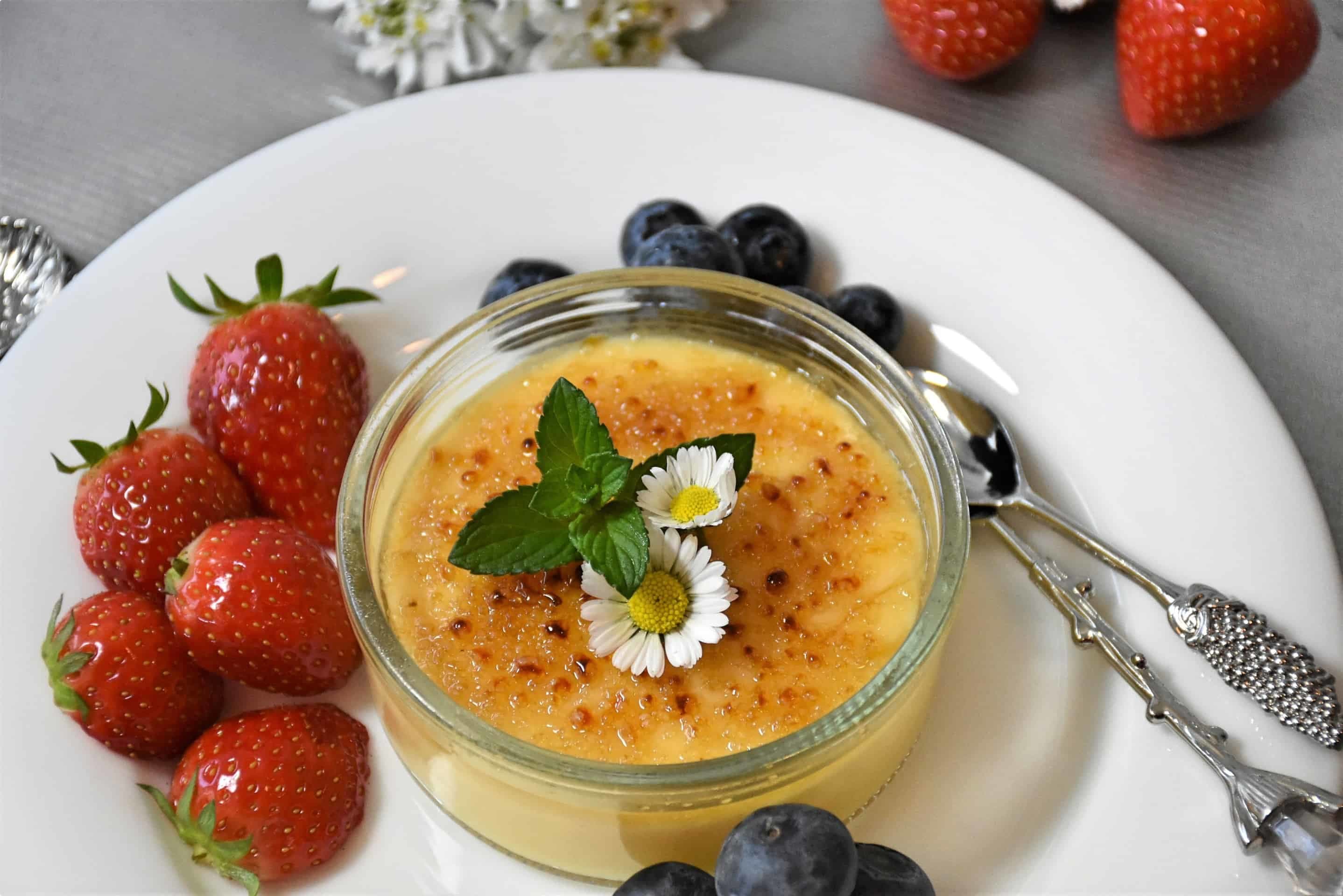 Крем каталана. Крем брюле Каталана. Crema Catalana десерт. Испанский десерт крем Каталана. Лимонный крем Каталана.