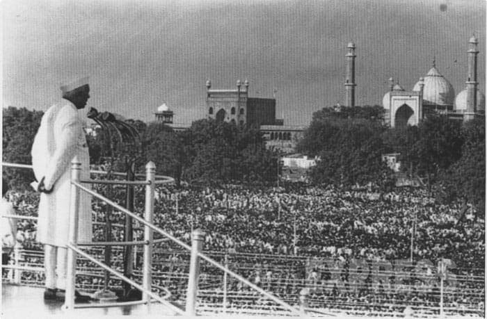 Prime Minister Nehru addresses crowds at the Red Fort