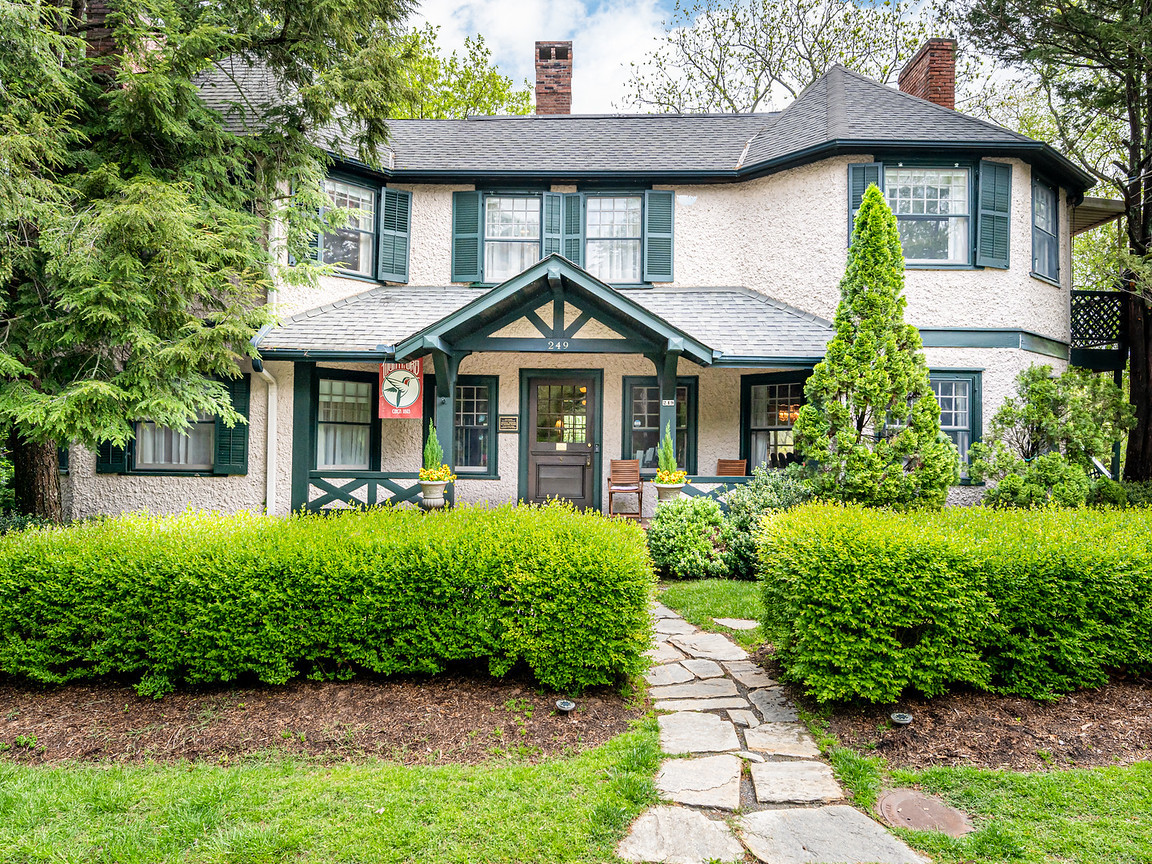 photo of front exterior Pinecrest B&B