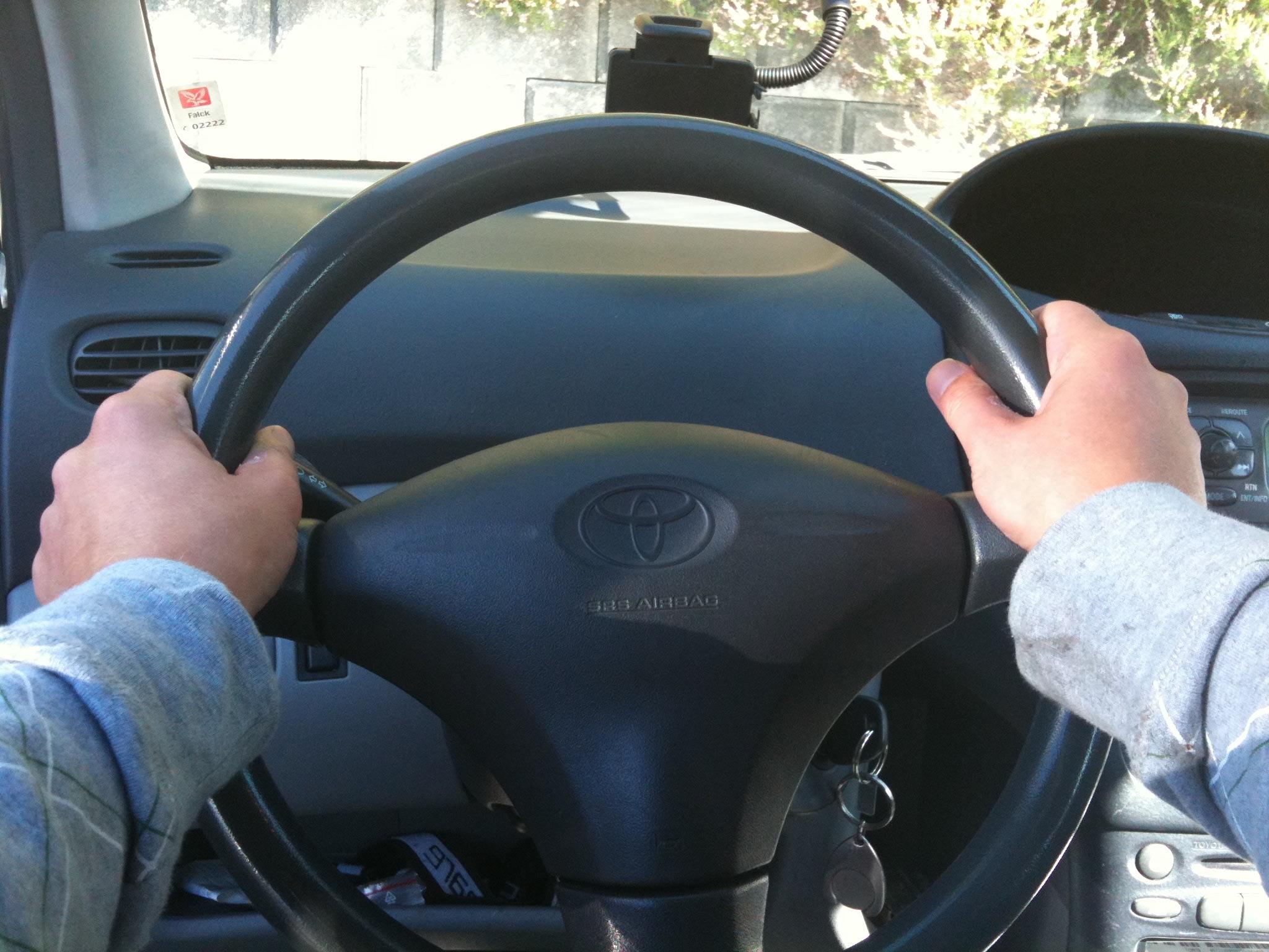 Your hands on the steering wheel|Hendene på rattet