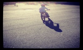 Koser oss i solen, første gang uten støttehjul! Pappaen hadde kanskje hatt behov for støttehjul i dag.