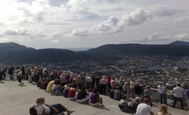 Tourists on Fløy mountain|Turister på Fløyen 090820091573