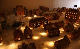 Gingerbread city in ruins|Vandaler i Pepperkakebyen pepperkakeby2
