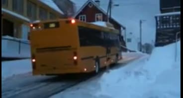 Slippery road|Glatt bakke i Salhus