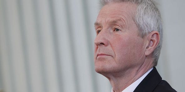 Is this man a clown?|Er denne mannen en klovn?